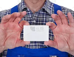 持有拜访证的成熟男性技术员