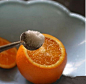 【盐蒸橙子】最好的止咳方法~做法:1.彻底洗净橙子,可在盐水中浸泡一会儿； 2.将橙子割去顶,就象橙盅那样的做法； 3.将少许盐均匀撒在橙肉上,用筷子戳几下,便于盐份渗入； 4.装在碗中上锅蒸,水开后再蒸大约十分左右； 5.取出后去皮,取果肉连同蒸出来的水一起吃~