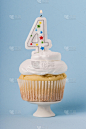 纸杯蛋糕,蜡烛,蓝色背景,垂直画幅,蛋糕,烘焙糕点,膳食,早晨,生日,特写