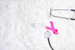 乳腺癌意识，白色背景下的听诊器，粉色丝带，支持人们的生活和疾病。妇女保健和世界癌症日的概念