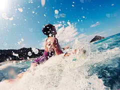漂浮在海底气床上的女孩