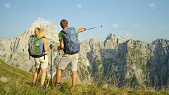 在一次徒步旅行中，一名男性徒步旅行者向他的女朋友展示山脉。