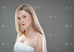 美丽的女人面部肖像美丽的皮肤护理概念与长金发。灰色背景下美丽发型的模特