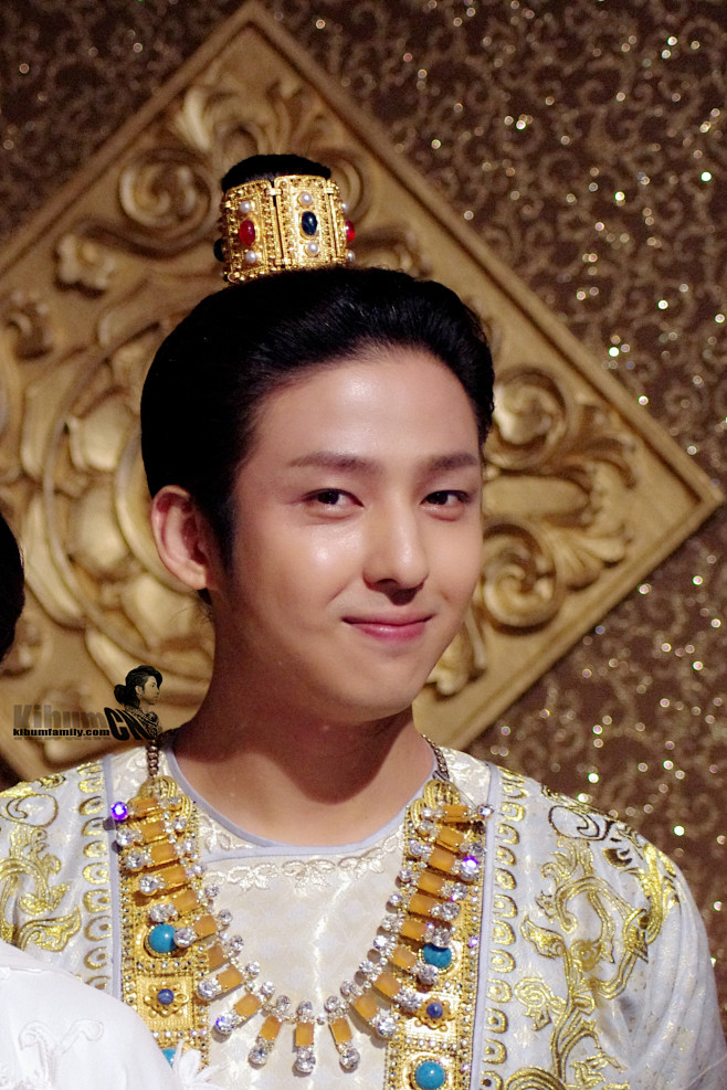 天龙八部金基范饰段誉大理国镇南王段正淳的养子实为段延庆和刀白凤所