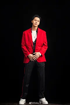 #V-视觉#@William威廉陈伟霆 身穿Hugo 2018春夏系列拍摄了一组写真如果你对春晚舞台上动感闪亮的#陈伟霆#意犹未尽，在元宵节刚好可以再次回顾这个红红火火的他 ​​​​