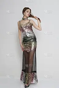 美丽的女人穿着长长的晚礼服，前面是白色的背景