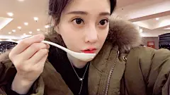 来长沙出差两天有感：
长沙银真是太友好啦！塑料普通话超有趣！湘菜真是太好吃了！又辣但是又控几不了自己一直吃……下次还要来还要来！
最后一张嘴巴都辣肿了你发现没？#冯提莫# ​​​​