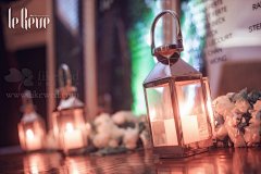 京玺国际【田园小清新婚礼】 By @京玺国际 :  田园小清新风格的婚礼，充满鲜花绿植。别出心裁地选用镜面桌位表&amp;水牌，布置银白色的走马灯、欧式烛台、镜子等，让婚礼现场充满梦幻感，闪闪发光。每位宾客都有一个专属于自己的酒塞名片卡。简单的笔记簿签到，体现着婚礼在繁华外表之下的纯粹，是永恒的幸福烙印。