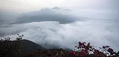 湖北宜昌现大雾奇观 巴东县城“隐身”雾中