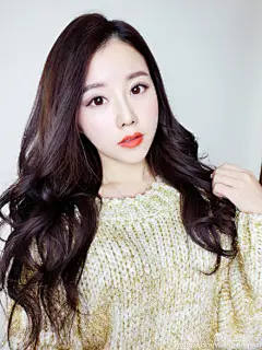 凑齐9张不容易，有些姑娘问我录视频佩戴的美瞳是什么样子在哪里买的，所以特地拍清楚点给你们看，这款是两周抛佩戴很舒适更加干净卫生，依然是小伙伴@安子晏T_K 家的，你们自己去私他哦～