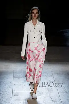 更温柔、自如的穿衣境界！Victoria Beckham 2015春夏女装秀，海报时尚网带你亲临2015春夏纽约时装周_第7页_Victoria Beckham品牌