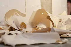 墙纸撕成碎片。随意的墙纸