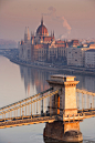 日出旁边的多瑙河在布达佩斯，匈牙利塞切尼链桥和匈牙利国会大厦
