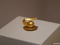 雁首金带钩
西汉遗存，西汉南越王墓出土，南越王博物馆藏。此带钩的钩体为作回首状的长喙大雁，长喙突出于体外，双翅合敛。眼睛以细线刻划出。钮柱呈圆柱形。末端有凹槽。钮扣呈一圆形薄饼状，有凸榫套入钮柱中。榫头分叉，套入钮柱之后，钮扣仍可转动，南越王墓共出土带钩三十六枚，造型有水禽、龟、蛇、龙、虎等，制作考究，体现了南越王的身份地位和审美喜好