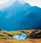 【瑞士提契诺州】 瑞士提契诺州的心形湖，是阿尔卑斯山谷中天然形成的标准心形湖。 请许愿你们的童话，不止是瞬间。