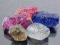 难得一见的宝石原石：刚玉——紫色和粉红色来自于马达加斯加，蓝色来自于克什米尔，查特酒黄绿色和白色来自于美国