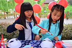 宜宾这个地方，买东西竟然只收铜钱，这是要宜宾人穿越当古人？！ : 宜宾人期盼的中秋节来啦，咋个耍呢，来这个地方撒，好吃好喝又好玩儿~发现没有，我们天生就自带古韵哈，仅仅是换身衣服，一秒就穿越了~小妹妹可爱啊，好似嫦娥姐姐的小白兔~港腾·邻里城，提供服装，让大家尽情穿越，...