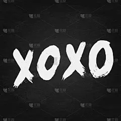 XOXO手写短语在黑板的背景。拥抱和亲吻。垃圾刷刻字XO。易于编辑模板的情人节贺卡，横幅，海报，传单