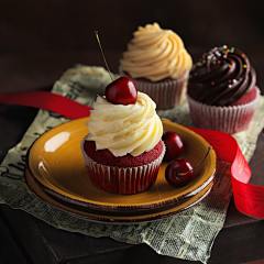 cupcake with white icing on pink round plate