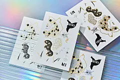 Year of the Ox 2021｜閃耀金牛 SHINING OX : 2020年是充滿著許多挑戰及感謝的一年，也似乎不斷提醒著我們珍惜當下、珍惜眼前，願全新的2021年能帶更多美好的希望。今年是辛丑牛年，在昔日的農業社會中大多以農耕為主，必須仰賴牛隻耕作，因此「牛」成了具重要地位的夥伴，同時也象徵著刻苦耐勞、樸實不懈的精神。此次賀年卡的整體視覺以較為抽象的方式呈現，在曖昧的圖像中保留了許多想像空間，以豐富的畫面中加入了如鑽石般閃耀元素，透過光線折射出璀璨光芒，照亮嶄新的一年。