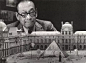 26、虽然顶着巨大的压力，贝聿铭还是拿出了卢浮宫的设计方案。
可玻璃金字塔的前卫设计反而是激起了更大的反对浪潮。
不仅被法国文化部长讥讽为“一颗寒碜的砖石”。
甚至是在野的保守党都以此抨击执政党。