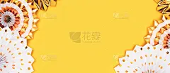 用金色纸扇做边框的横幅。