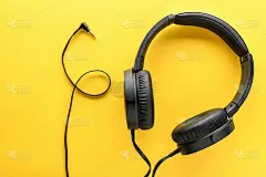 黑色有线耳机黄色背景。娱乐的概念