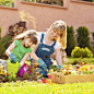 人物-摄影-外国妈妈小女孩-户外-浇水-园丁-亲子活动-养花养草