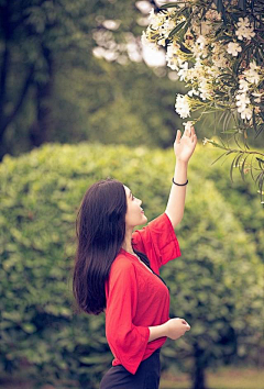 山青烟海采集到女人与花