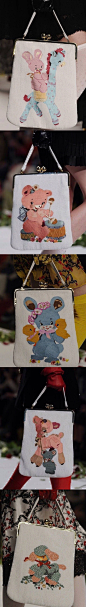 Meadham Kirchhoff
维多利亚时期的后现代活力、蒸汽朋克少女心、古灵精怪的鞋子、古着服装的小女孩…
印象最深刻的是2014秋冬高级成衣后台照 蕾丝头纱简直美到窒息
这么有趣的牌子可惜却遭遇被市场所淘汰 原因的话 #可能都怪我太美# ​​​​