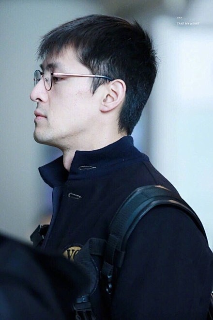胡歌素颜现身机场戴着一副眼镜发型十分随意跟邻家大哥哥一样也有点像