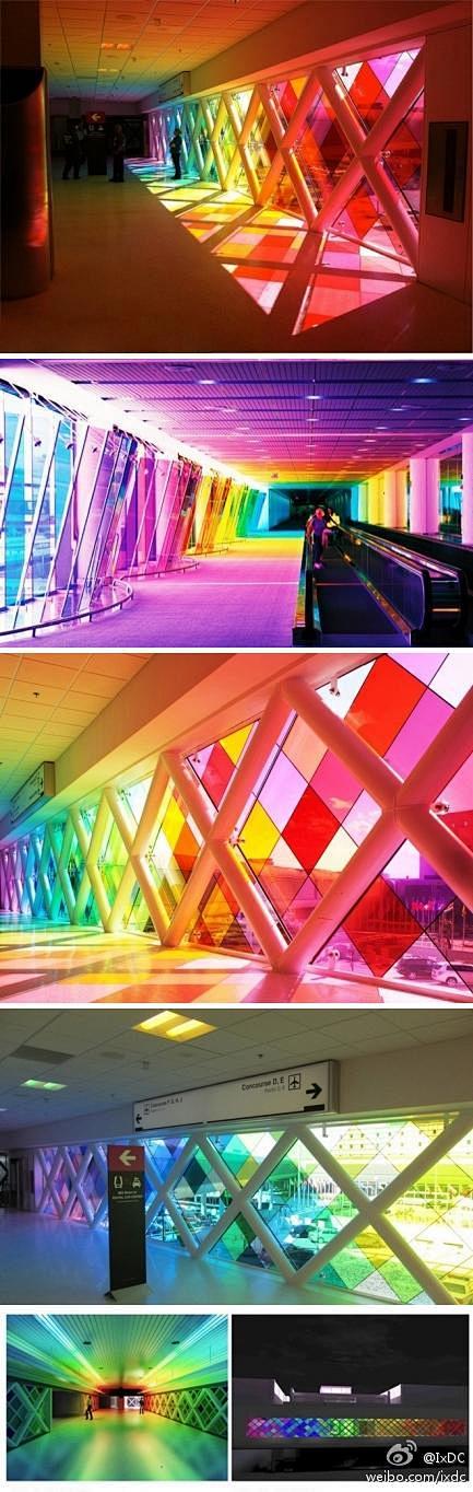 【彩虹走廊】这是位于迈阿密国际机场的一个...