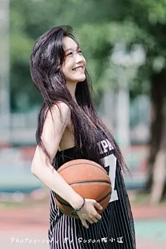 校花美女篮球场运动写真图片