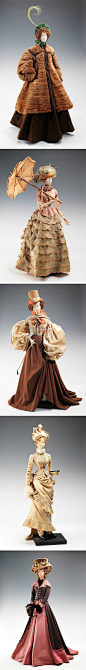 1945年，为了二战后法国时装业的复兴，巴黎服装工会学院花了两年时间请当时的顶尖时装设计师制作了“时尚剧院”并在欧洲、美国巡回展出以募集资金。由200个穿着精美服饰的娃娃和15个场景构成。后来，这一系列作为法国对美国700车皮物资的战后支援送给美国当做回礼