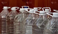 大瓶装水的特写与不同的焦点。