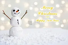 圣诞快乐，新年贺卡与副本空间。快乐的雪人站在冬日圣诞的风景里。雪的背景