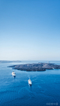 桑托林岛是爱琴海最璀璨的一粒明珠，亦是柏拉图笔下的自由之处。这里有世界上最美的日落，还有最壮阔的海景，蓝白相间的色彩天地是艺术家的聚集地，也是摄影爱好者的天堂。——希腊