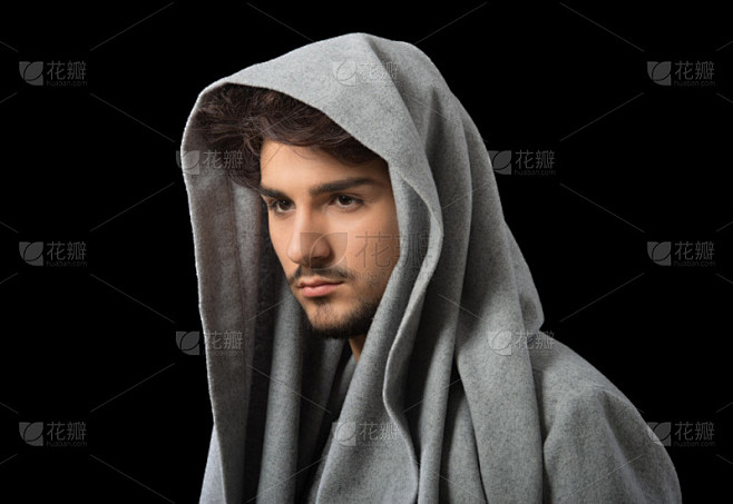 灰色的整流罩颈部连帽衫的男人