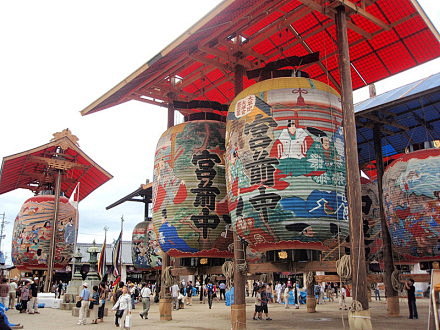 【大提灯】在日本的神社很容易看到大型灯笼...