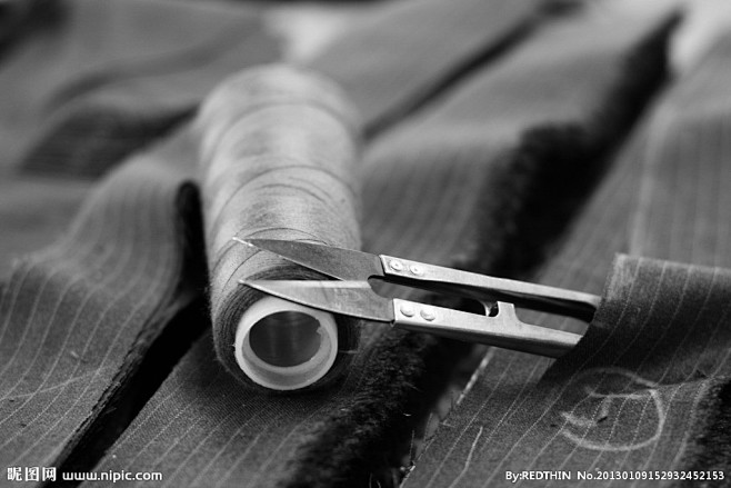 缝纫用的线轴和剪刀