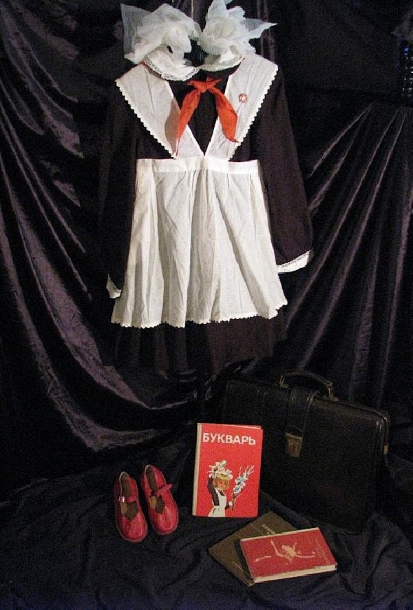 【旧照片】苏联时期的女仆系校服，其实就是...
