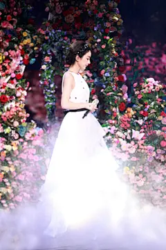 【赵丽颖绝美亮相华人春晚 化身花仙子从天而降】日前，赵丽颖、吴亦凡、李宇春、尚雯婕等人气实力偶像加盟的“2016全球华侨华人春晚”开展紧张的彩排工作，将于2月8日大年初一浓情上演。去年风靡全国的“花千骨”赵丽颖将首度独唱主题曲《不可说》，此外还将与夏天、轩轩两人气萌娃神秘互动。彩排现场一身白色拖地纱裙从天而降的赵丽颖宛如花中仙子，造型绝美惊艳。壁纸 明星 美女 女神 服饰 妆容 编发 长发 写真 画报 摄影《胭脂》《吉祥天宝》《蜀山战纪》《花千骨》《杉杉来了》《极限挑战》《新永不消失的电波》《女汉子完美恋