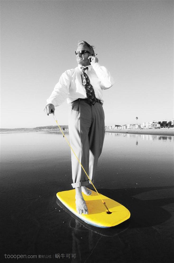 单色调时尚图-踩着黄色滑板的男人图片下载...