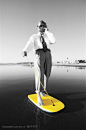 单色调时尚图-踩着黄色滑板的男人图片下载，现在加入素材公社即可参与传素材送现金活动