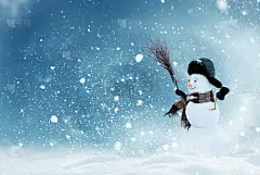 圣诞快乐，新年贺卡与副本空间。快乐的雪人站在冬日圣诞的风景里。雪的背景