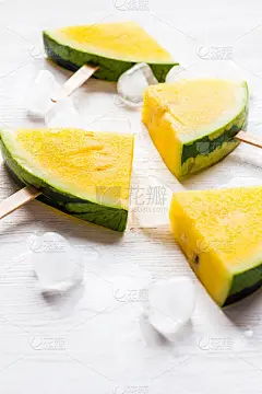 冰棒黄色西瓜在木制的白色背景