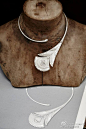  宝诗龙（Boucheron）极具象征意义的作品，问号项链。是费德里克·宝诗龙(Frédéric Boucheron)与其工坊总监在“玩赏”孔雀羽毛之时，产生了问号项链的创作构想：一件灵活、柔软、轻巧、空灵的首饰。问号项链没有搭扣，而是装有一条隐形弹簧，环绕于颈脖间，犹如一根羽毛，精妙绝伦的发明。