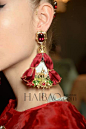 神秘的杜嘉班纳（Dolce&Gabbana）2015高定系列在米兰La Scala歌剧院门厅内华丽上演,灵感来源于欧洲贵族的宫廷芭蕾舞剧，高级定制珠宝和锦衣华服再次强势性感来袭。