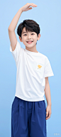 小男孩比身高