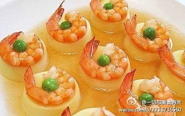 【鸡蛋豆腐蒸虾仁】鲜虾去壳去虾线洗净；鸡...